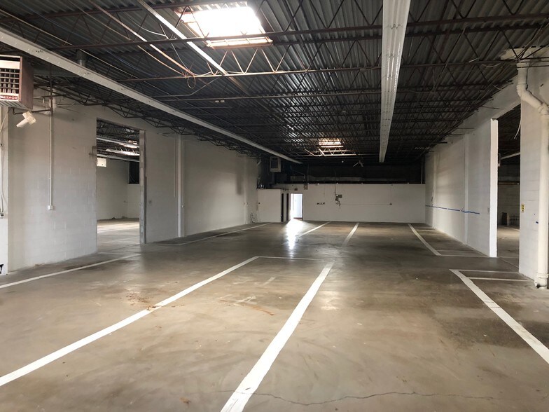 2450-2458 Pan Am Blvd, Elk Grove Village, IL à louer - Photo du bâtiment - Image 2 de 6