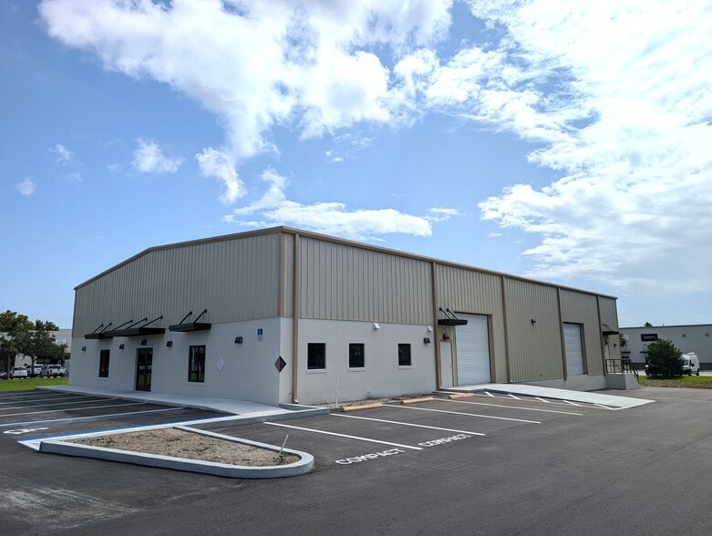 450 Old Dixie Hwy, Vero Beach, FL for lease - Primary Photo - Image 1 of 10