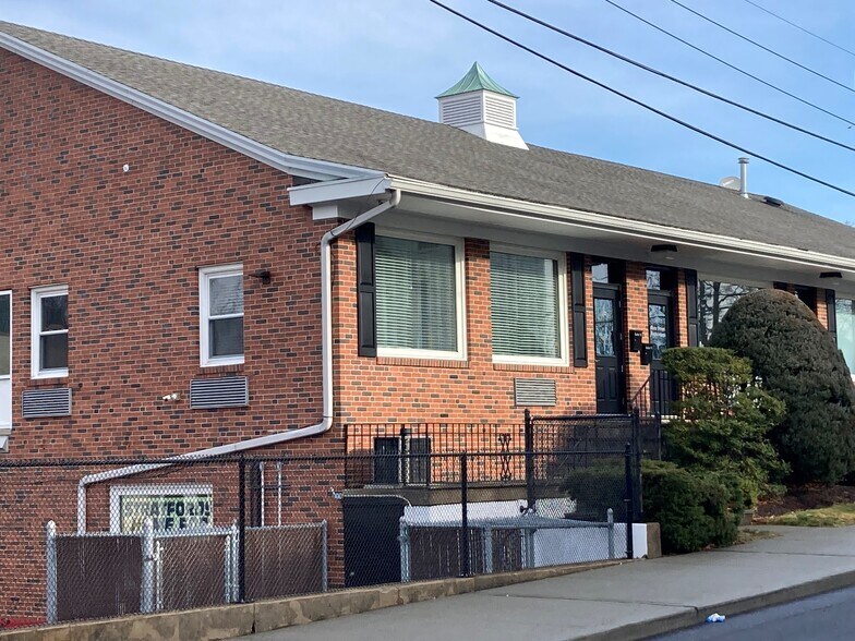 2385 Main St, Stratford, CT à louer - Photo du bâtiment - Image 2 de 2