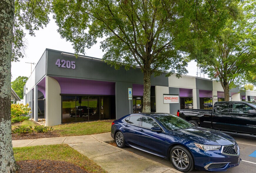 4205 Stuart Andrew Blvd, Charlotte, NC à louer - Photo du bâtiment - Image 2 de 5