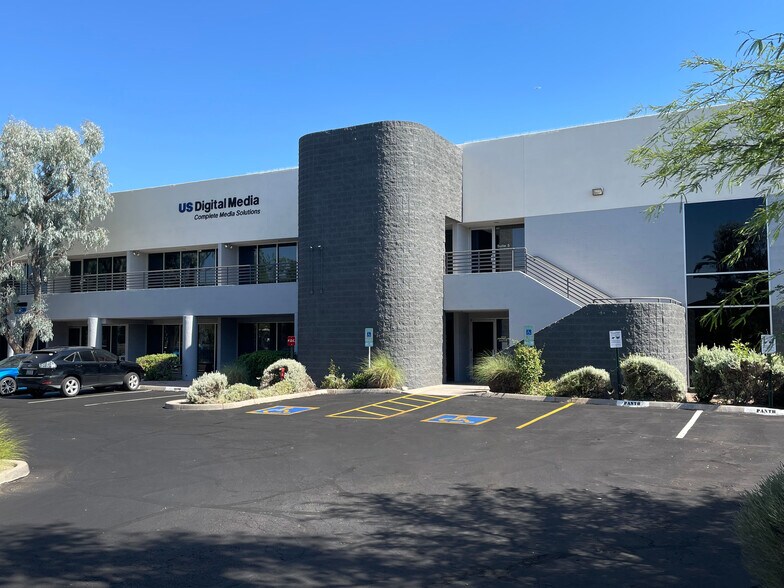 1929 W Lone Cactus Dr, Phoenix, AZ à louer - Photo du bâtiment - Image 2 de 6