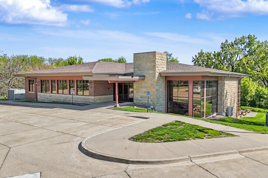 2680 Berkshire Pky, Des Moines, IA à vendre - Photo du bâtiment - Image 2 de 5