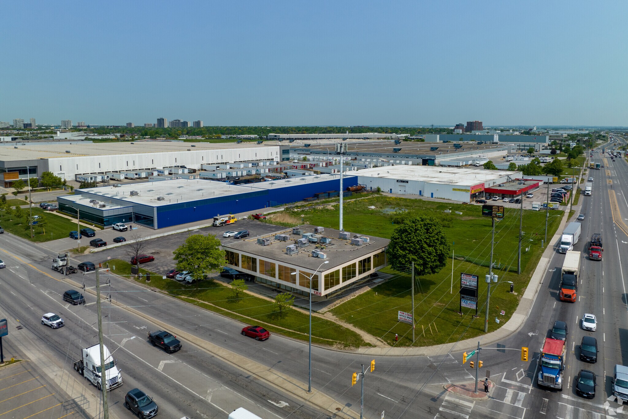 1300 Steeles Ave E, Brampton, ON à louer Aérien- Image 1 de 16