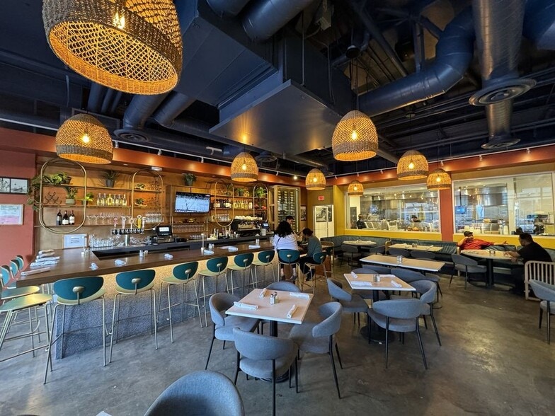 525 Santa Monica Blvd, Santa Monica, CA for lease - Building Photo - Image 2 of 10