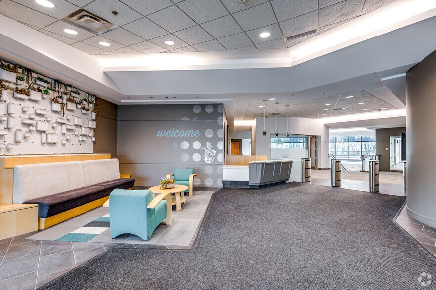 2655 Eagan Woods Dr, Eagan, MN à louer - Hall d’entrée - Image 3 de 37