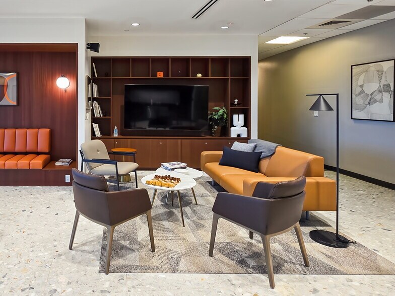 60 E Rio Salado Pky, Tempe, AZ à louer - Photo intérieure - Image 3 de 11