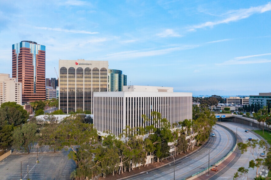 11 Golden Shore St, Long Beach, CA à vendre - Photo principale - Image 1 de 11