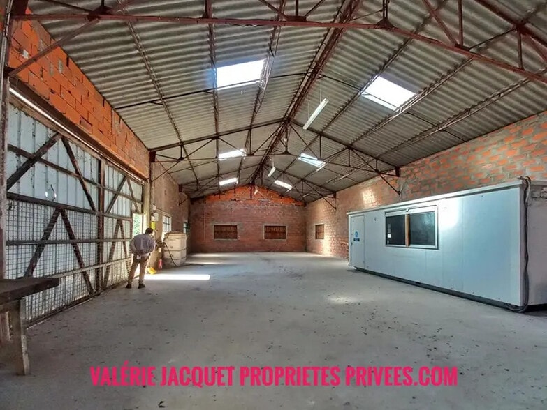 Industrial in Ménesplet for sale - Interior Photo - Image 2 of 5
