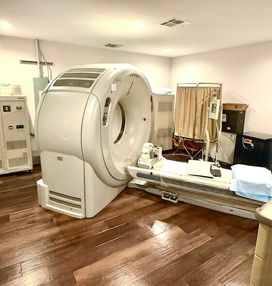 6742 Winnetka Ave, Winnetka, CA à louer - Photo du bâtiment - Image 3 de 5