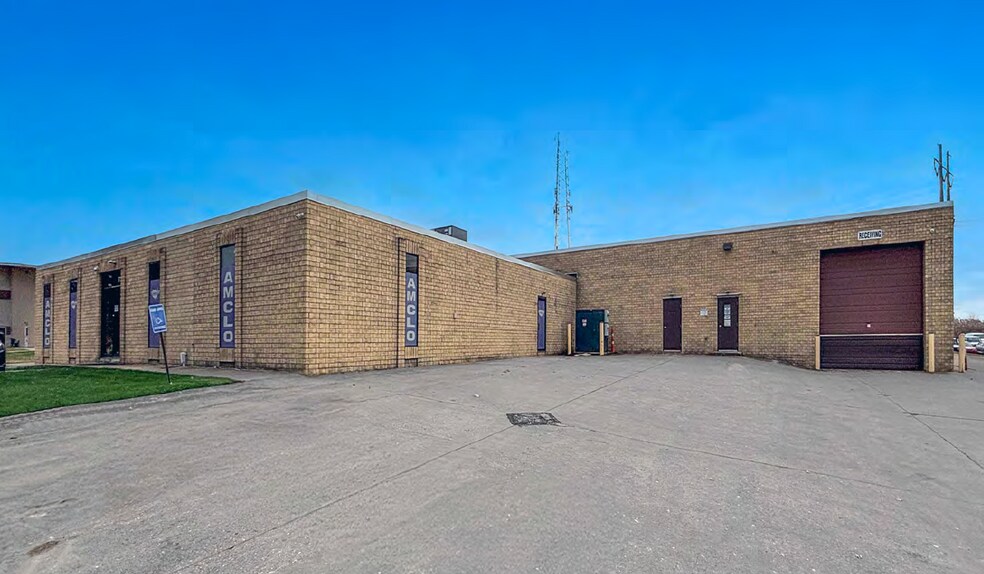 9721 York Alpha Dr, North Royalton, OH à vendre - Photo du bâtiment - Image 2 de 18