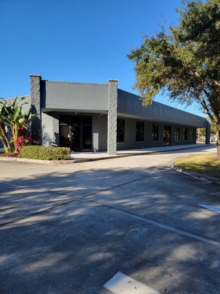 733-737 Commerce Dr, Venice, FL for lease - Building Photo - Image 3 of 10