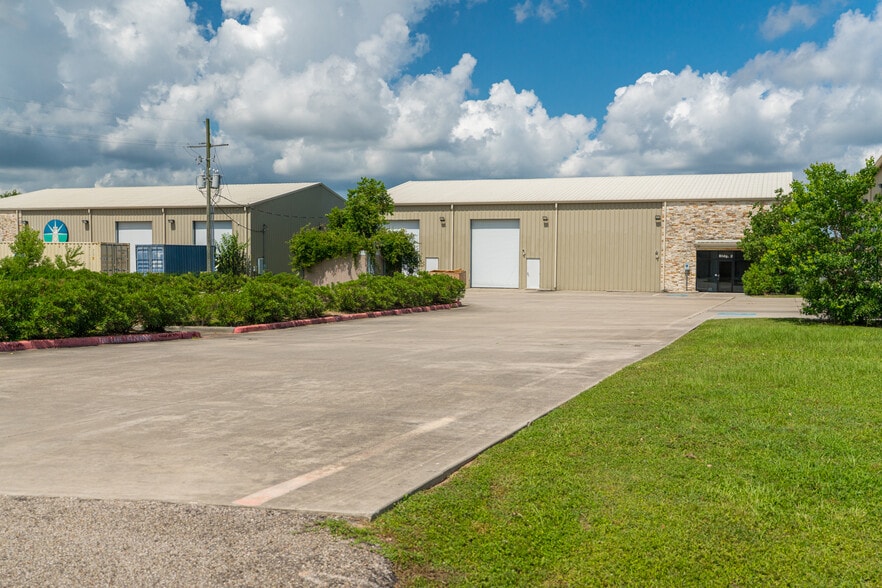 8601 Fawn Trl, Conroe, TX for sale - Building Photo - Image 3 of 46