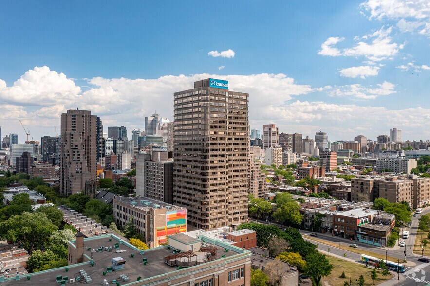 300 Rue Léo-Pariseau, Montréal, QC à louer - Photo du bâtiment - Image 2 de 4