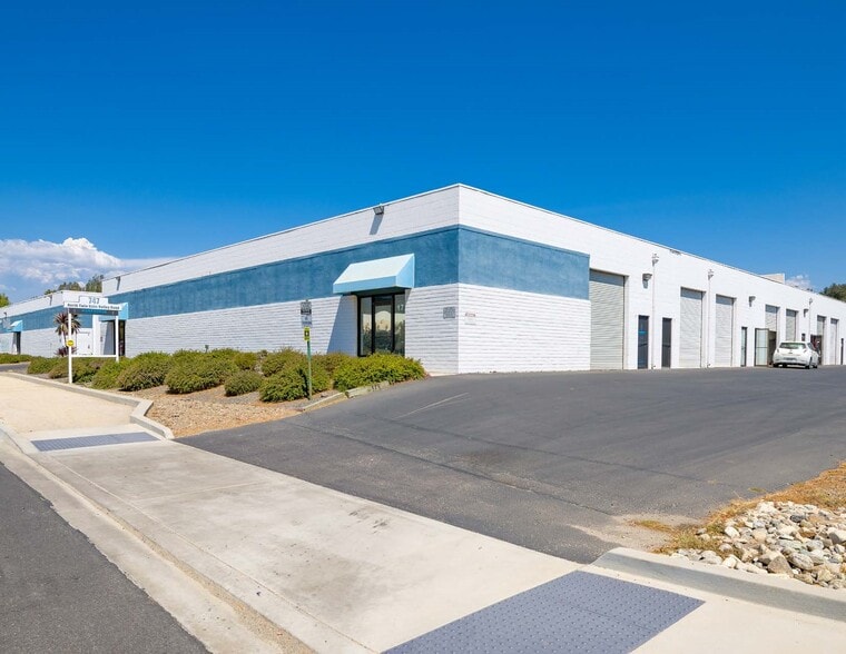 747 Twin Oaks Valley Rd, San Marcos, CA for lease - Primary Photo - Image 1 of 3