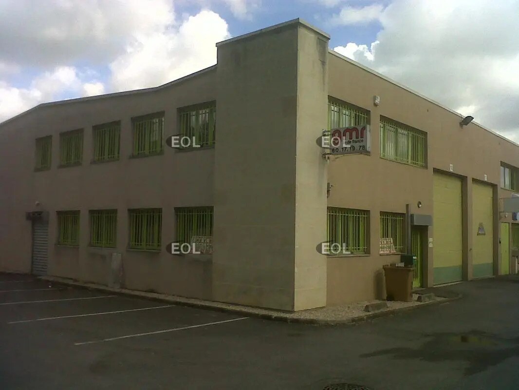 Industriel dans Émerainville à louer Photo du bâtiment- Image 1 de 17