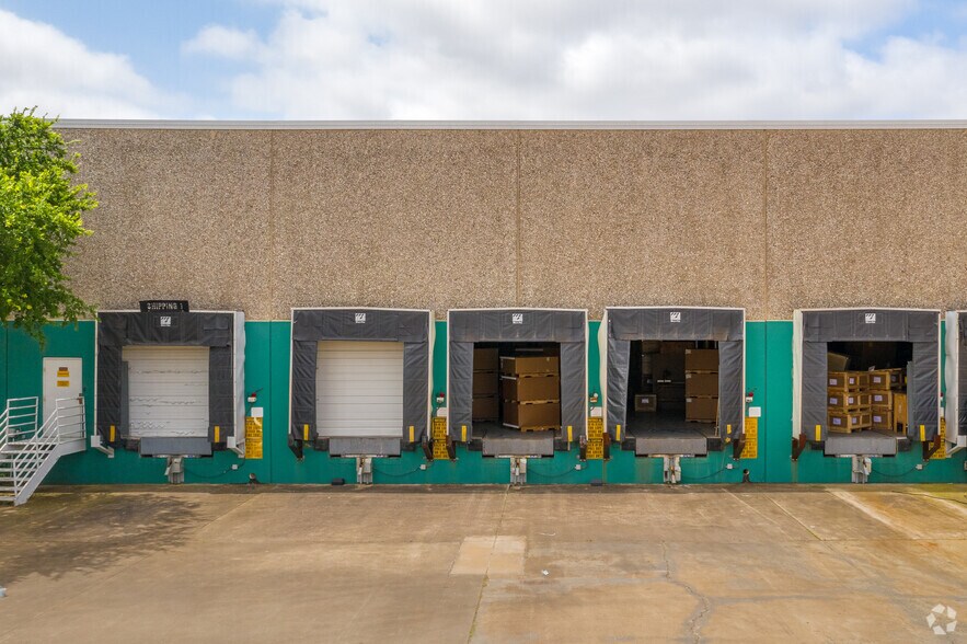 11090-11096 Grader St, Dallas, TX à louer - Photo du bâtiment - Image 3 de 4