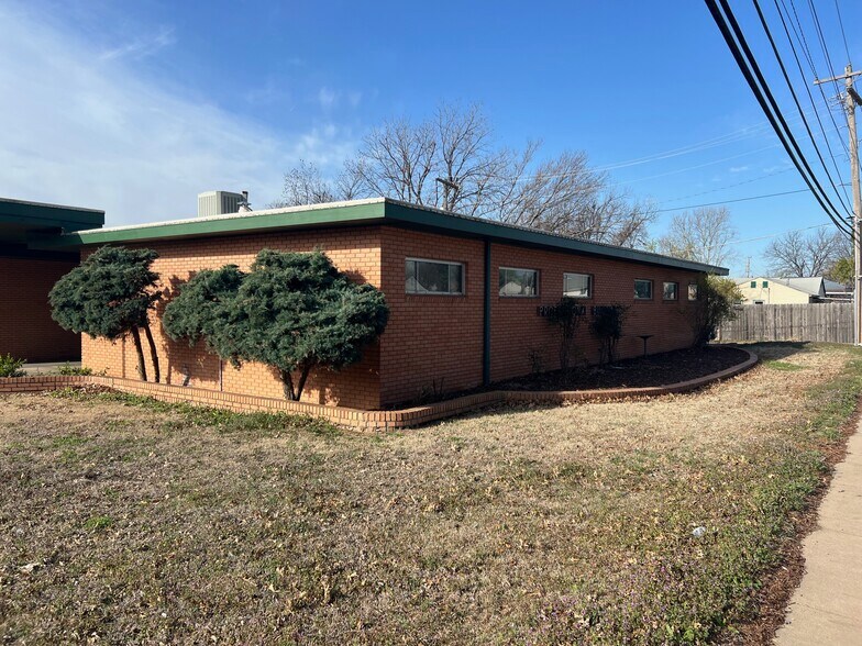 900 E Hartford Ave, Ponca City, OK à louer - Photo du bâtiment - Image 2 de 21
