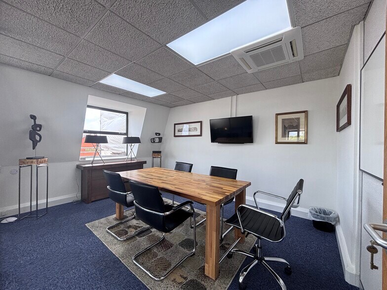 113 Winchester Rd, Eastleigh à louer - Photo du bâtiment - Image 2 de 5