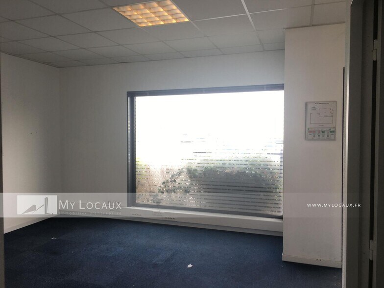 Flex in Tremblay-en-France for lease - Interior Photo - Image 3 of 7