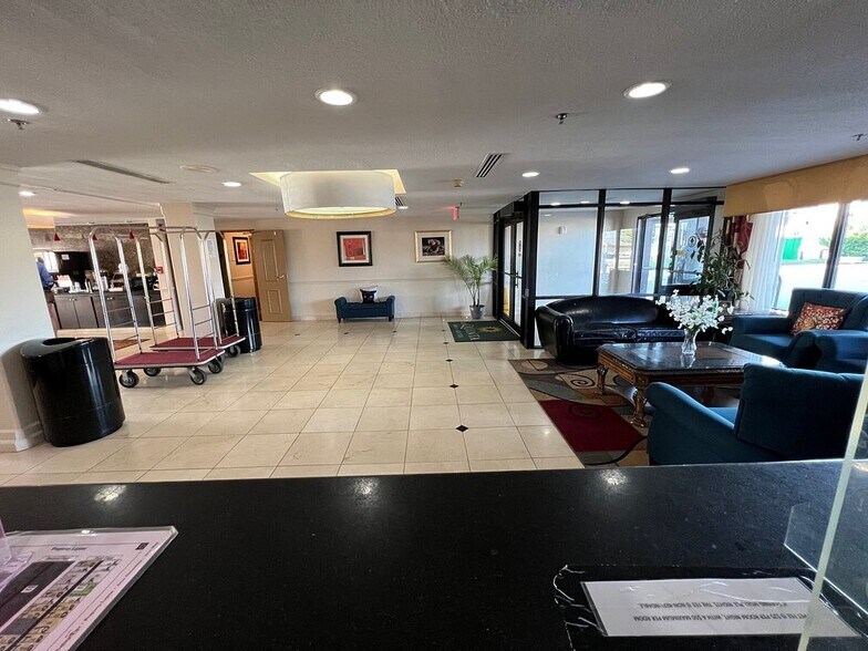 201 E Diamond Dr, Salina, KS à vendre - Photo intérieure - Image 2 de 15