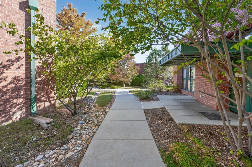 88 Inverness Cir E, Englewood, CO à vendre - Photo du bâtiment - Image 3 de 15