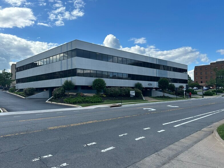 4084 University Dr, Fairfax, VA à louer - Photo du bâtiment - Image 3 de 13