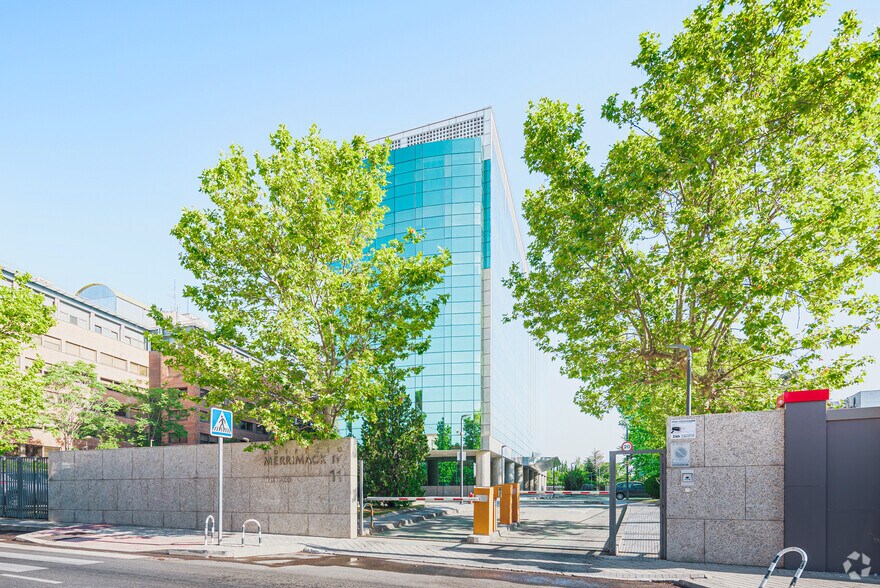 Calle Josefa Valcárcel, 30, Madrid, Madrid à louer - Photo du bâtiment - Image 3 de 6
