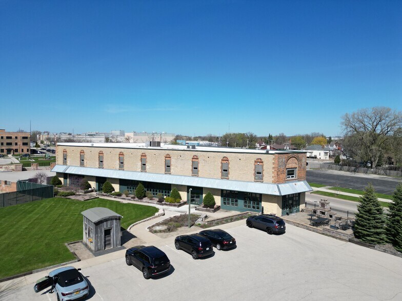 24 S Brooke St, Fond Du Lac, WI à vendre - Photo principale - Image 1 de 14