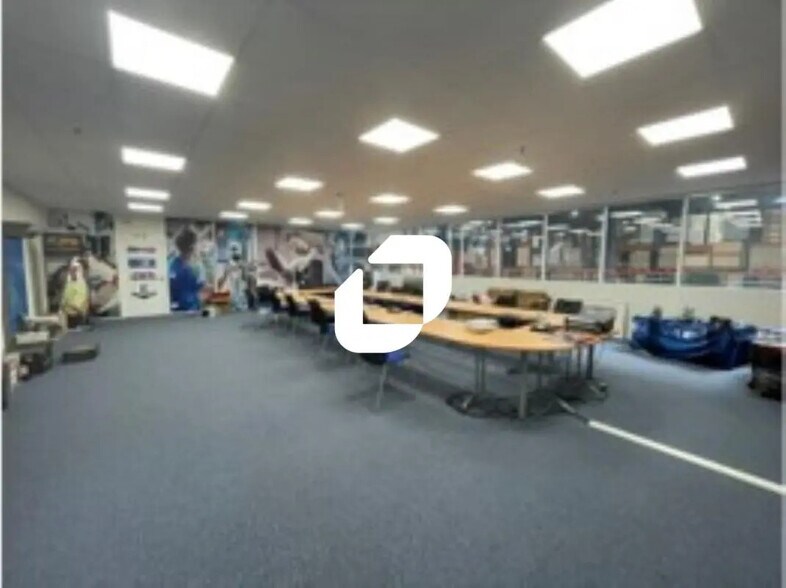 9 Rue Des Pyrénées, Lisses for lease - Interior Photo - Image 3 of 8