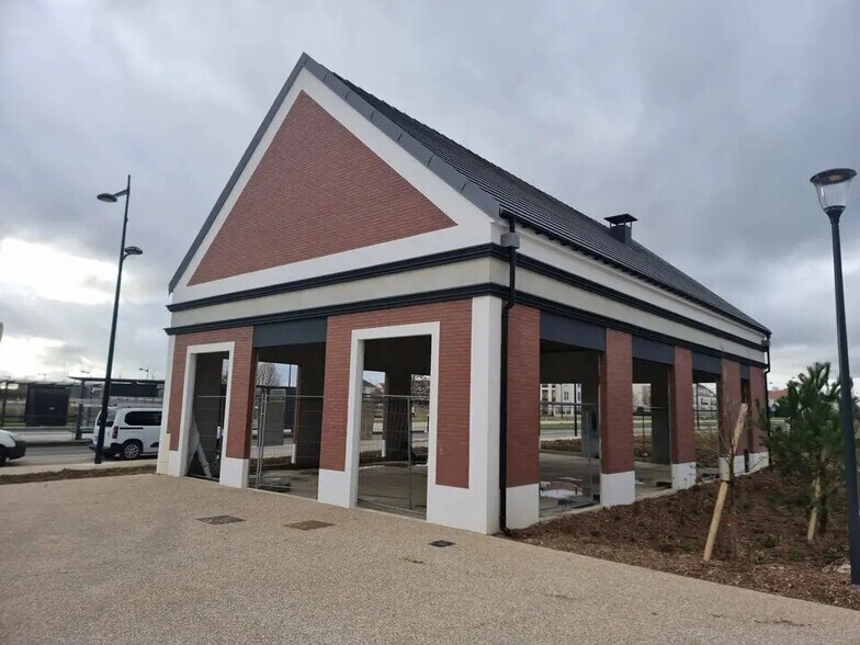 Retail in SAINT-PIERRE-DU-PERRAY for lease - Building Photo - Image 1 of 9
