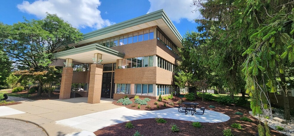 4572 S Hagadorn Rd, East Lansing, MI for lease - Building Photo - Image 2 of 4