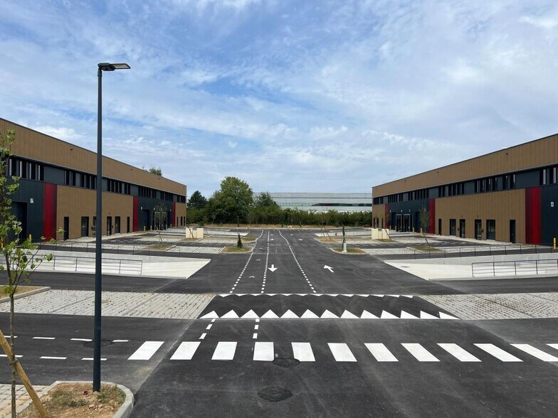 Flex in Mitry Mory for lease - Building Photo - Image 3 of 5