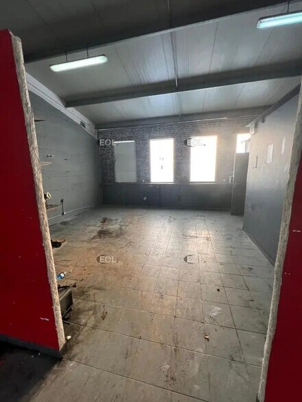 Flex in Linas for lease - Interior Photo - Image 2 of 11