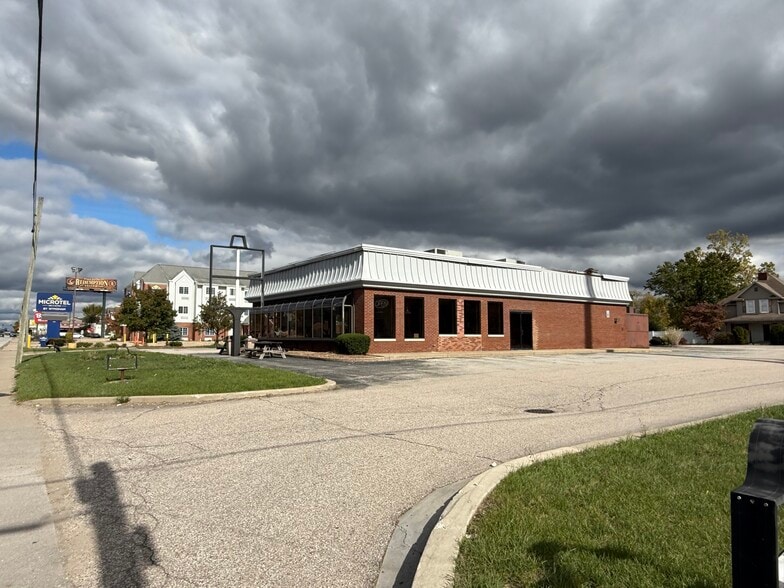 320 Dixie Way, South Bend, IN for lease - Building Photo - Image 2 of 11