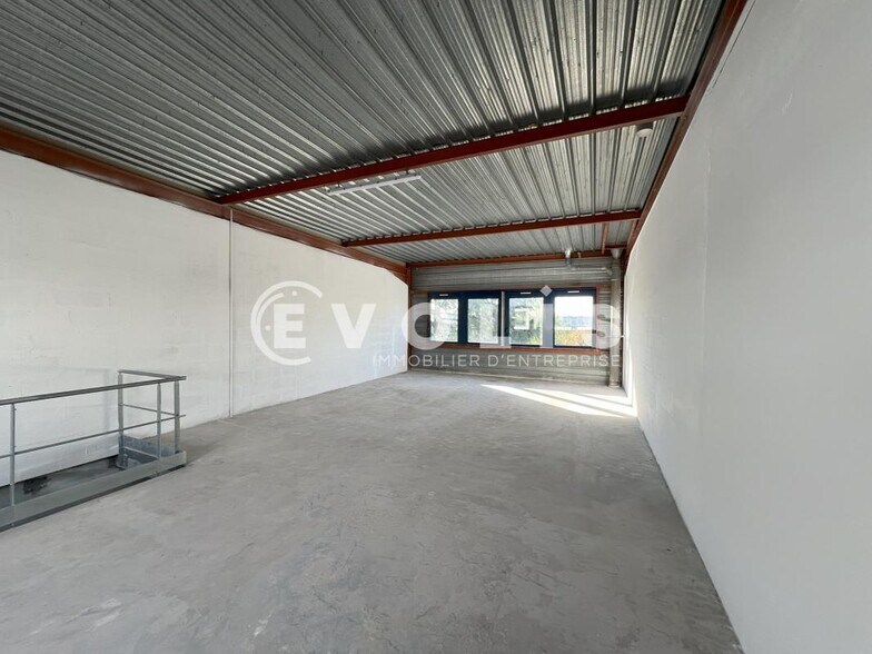 Flex in Neuilly Plaisance for lease - Building Photo - Image 1 of 14