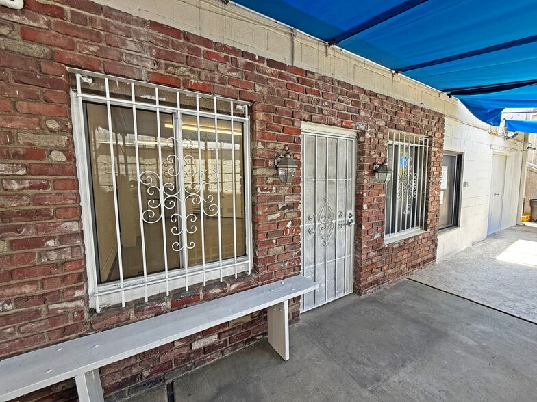 8064-8066 Melrose Ave, Los Angeles, CA for lease - Building Photo - Image 3 of 9