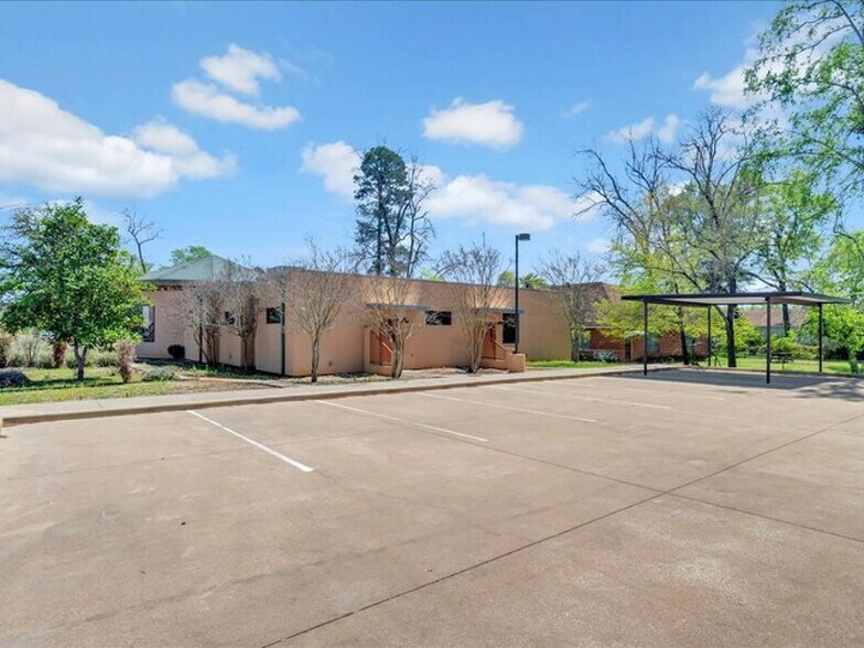 1225 N Mound St, Nacogdoches, TX à vendre - Photo du bâtiment - Image 3 de 26