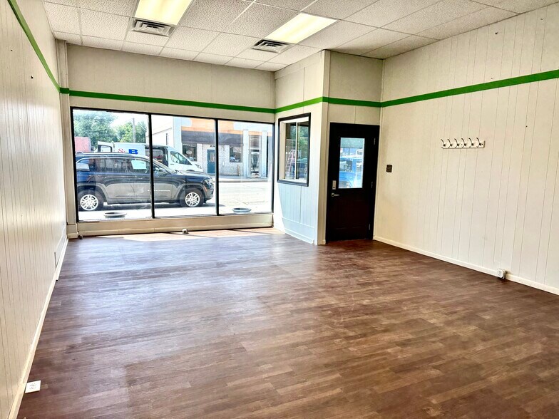 217 E Main St, Clinton, IL à louer - Photo du bâtiment - Image 2 de 15