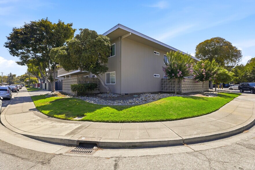 527 Walker Dr, Mountain View, CA à vendre - Photo du bâtiment - Image 3 de 40
