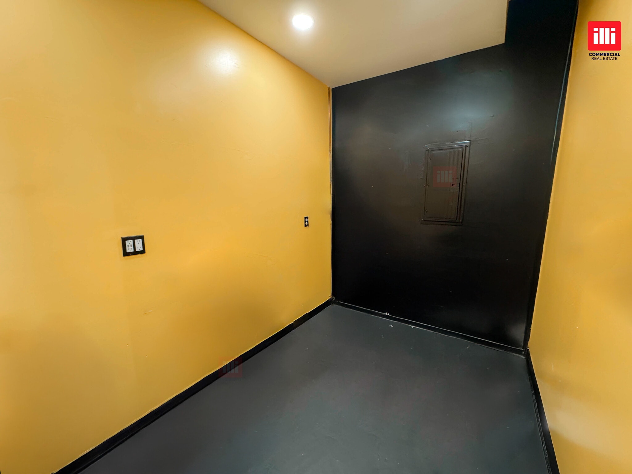 16923 Vanowen St, Van Nuys, CA for lease Interior Photo- Image 1 of 6