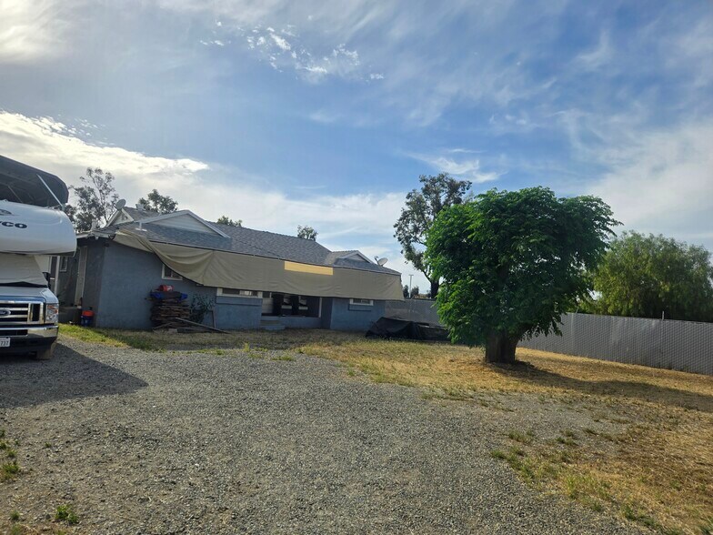 23320-23330 Cajalco Rd, Perris, CA à vendre - Photo du bâtiment - Image 3 de 4