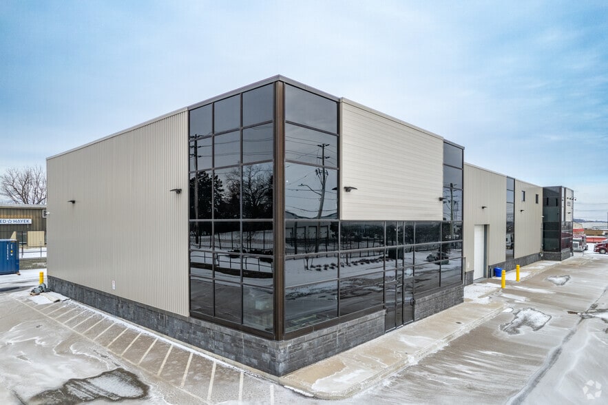 8223 Lawson Rd, Milton, ON for lease - Primary Photo - Image 1 of 3