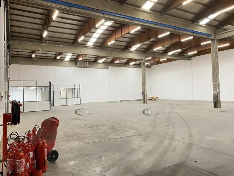 Industrial in Saint-Priest for lease - Interior Photo - Image 2 of 31