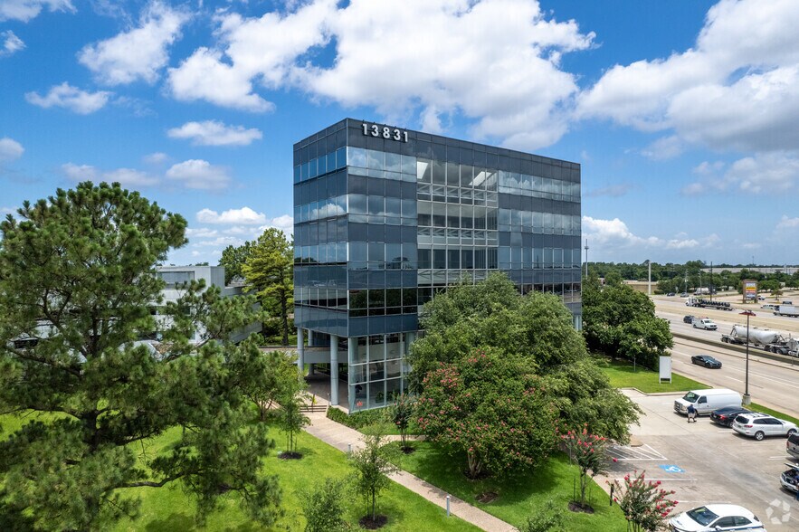 13831 Northwest Fwy, Houston, TX à louer - Photo du bâtiment - Image 2 de 12