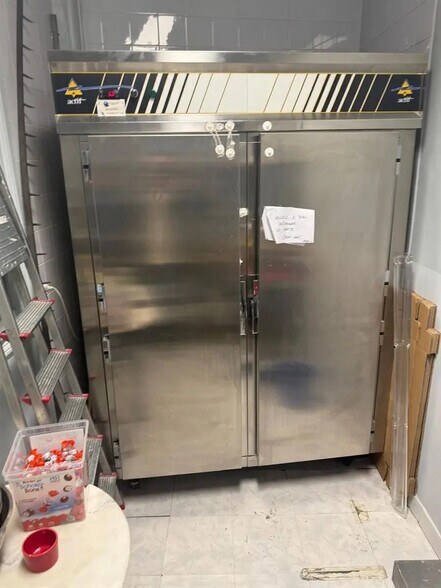 Retail in Boulogne-Billancourt for lease - Interior Photo - Image 3 of 4