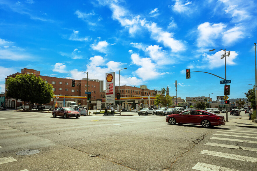 700 S Vermont Ave, Los Angeles, CA à vendre - Photo du bâtiment - Image 1 de 1