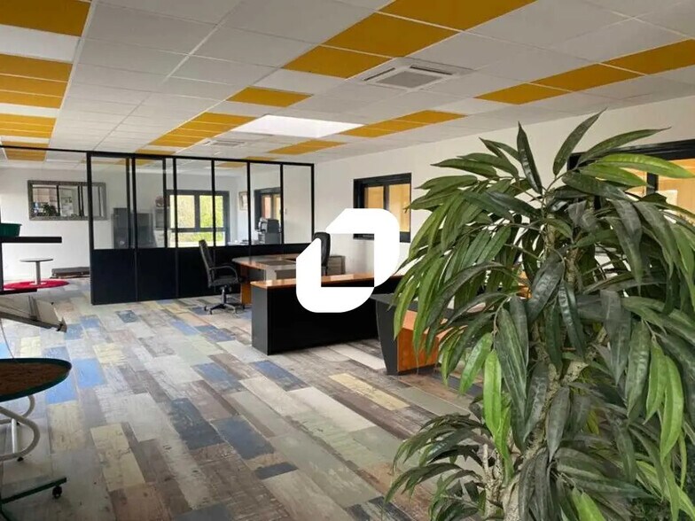 Office in Marines for lease - Interior Photo - Image 2 of 6