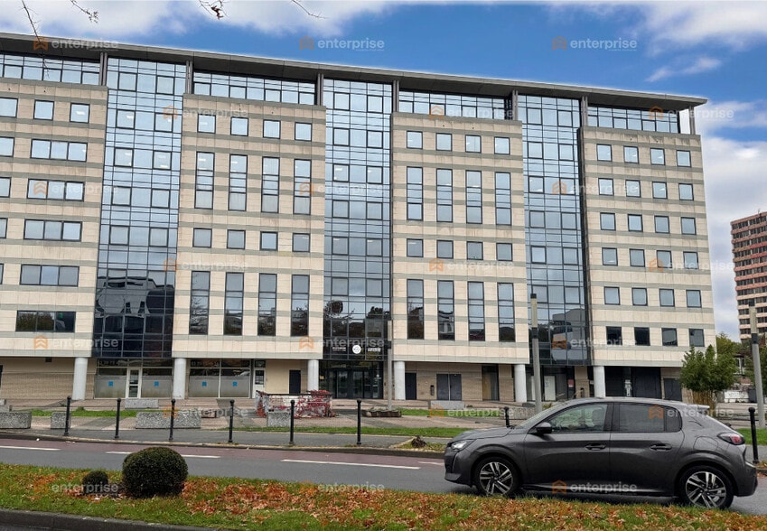Office in Roubaix for lease - Building Photo - Image 3 of 6