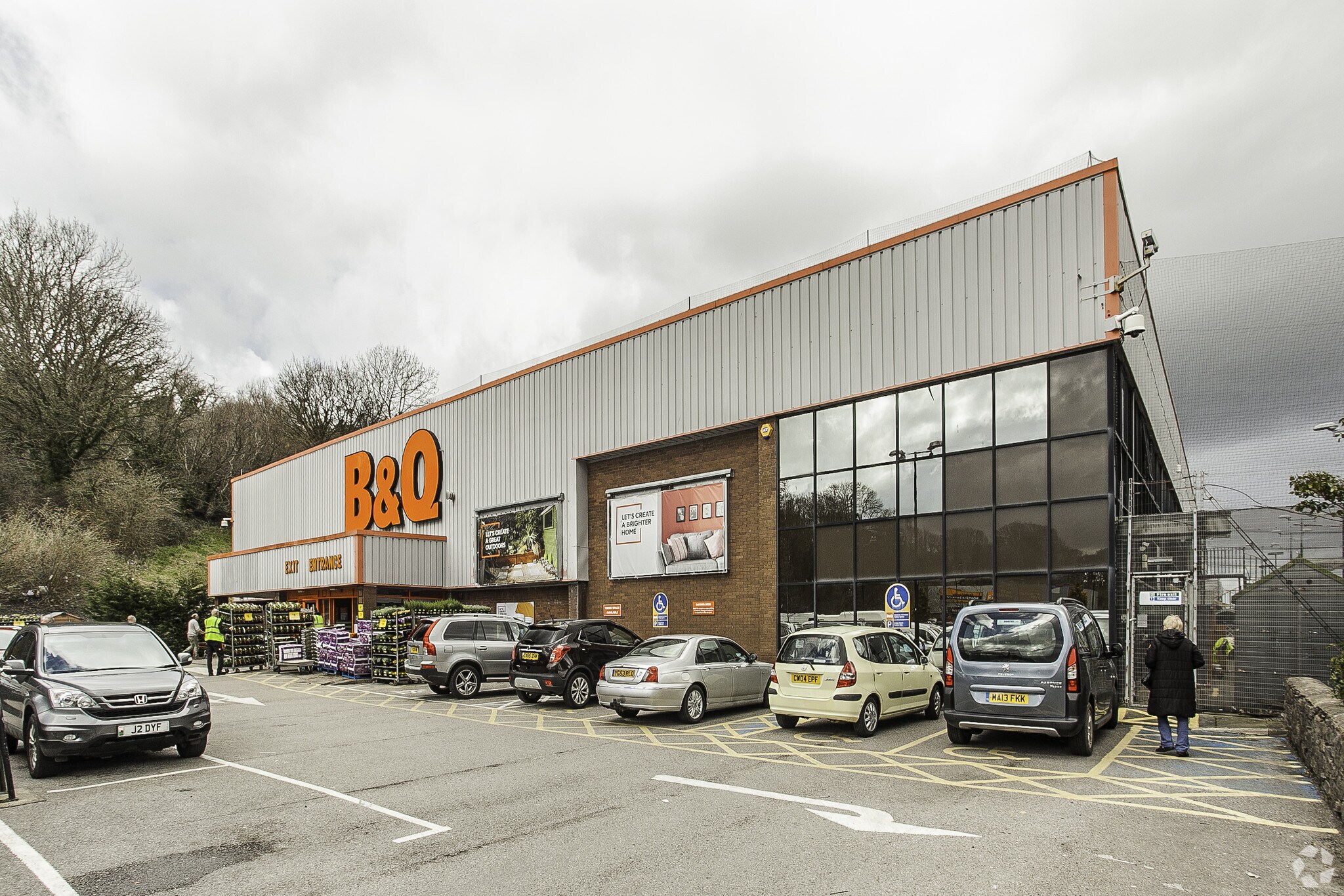B&Q & HALFORDS | CAERNARFON ROAD portefeuille de 2 propriétés à vendre sur LoopNet.ca Photo principale- Image 1 de 2