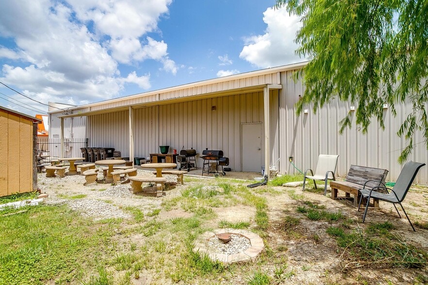 2606 Hemphill St, Fort Worth, TX for lease - Building Photo - Image 2 of 6